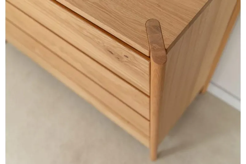 Cassettiera moderna in legno massello di rovere oliato 4 cassetti