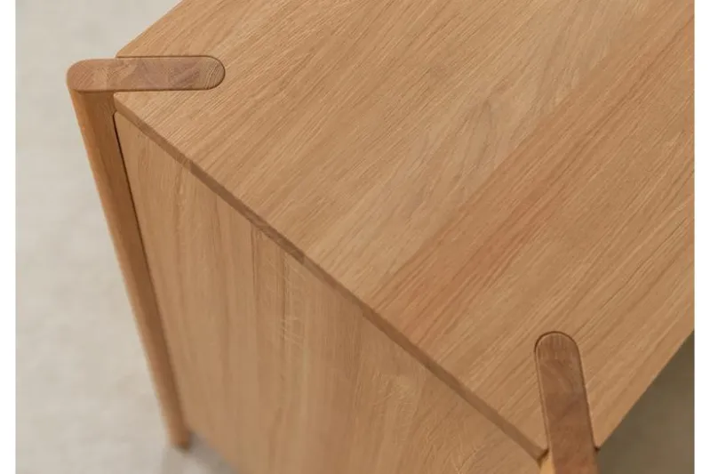 Cassettiera moderna in legno massello di rovere oliato 4 cassetti