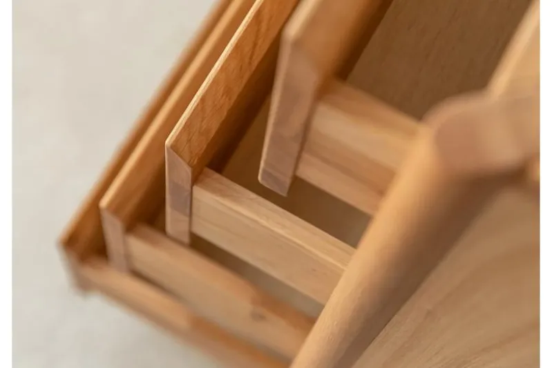 Cassettiera moderna in legno massello di rovere oliato 4 cassetti