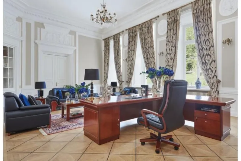 Completo ufficio PRESTIGE B810 con scrivania angolare 280 cm, librerie 200 cm, poltrona direzionale