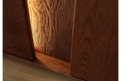 Credenza moderna alta in rovere massello tabacco con LED