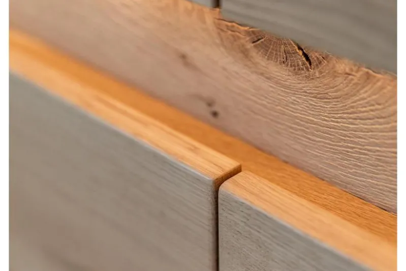 Credenza moderna in rovere massello grezzo con illuminazione LED
