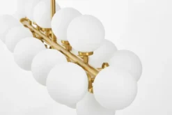 Lampadario a sospensione palle bianche asta orizzontale ottone PETRICA W24