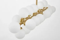Lampadario a sospensione palle bianche asta orizzontale ottone PETRICA W24