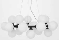 Lampadario con sfere opalescenti corona metallo nero MARSIADA W25