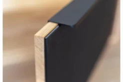 Mobile tv sospeso con vetro nero e sezione di tronco rovere massello