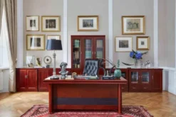 Poltrona direzionale da ufficio in pelle nera Consul