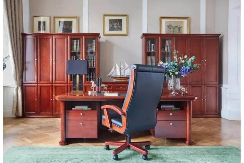 Poltrona direzionale da ufficio in pelle nera Consul