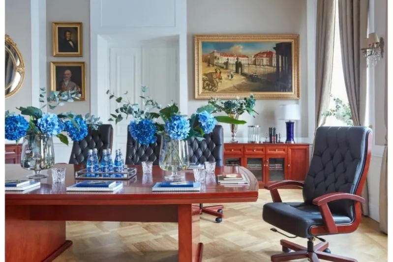 Poltrona direzionale da ufficio in pelle nera Consul