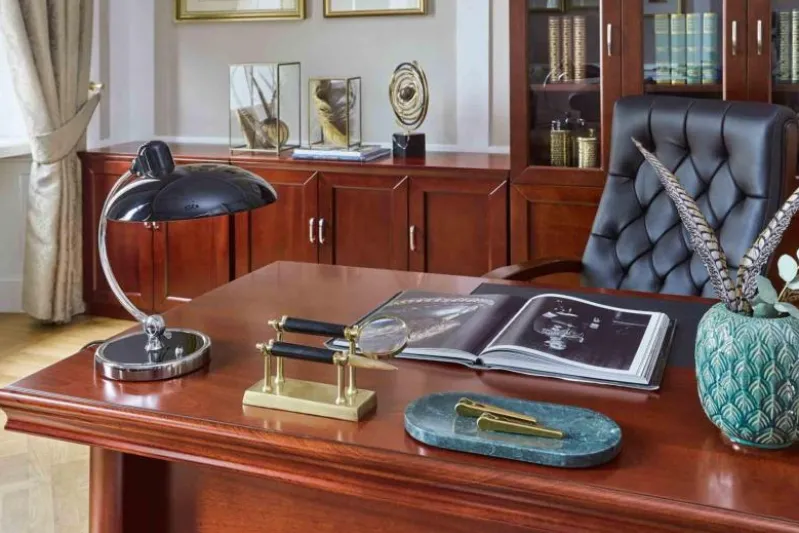 Poltrona direzionale da ufficio in pelle nera Consul
