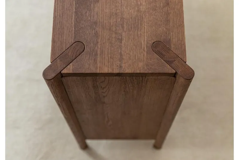 Scarpiera chiusa stile moderno in rovere massello tabacco