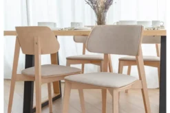 Sedia da pranzo in velluto beige con gambe in faggio COMO