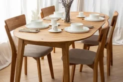 Set tavolo rotondo allungabile + 6 sedie in rovere imbottite beige