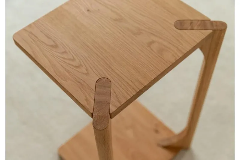 Tavolino moderno struttura a C rovere massello naturale