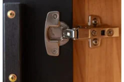 Vetrina 2 ante con vetro nero e frammento di tronco rovere massello