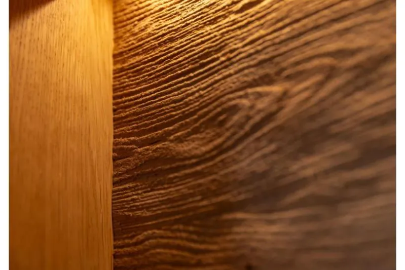 Vetrina 2 ante moderna con elemento di tronco rovere massello